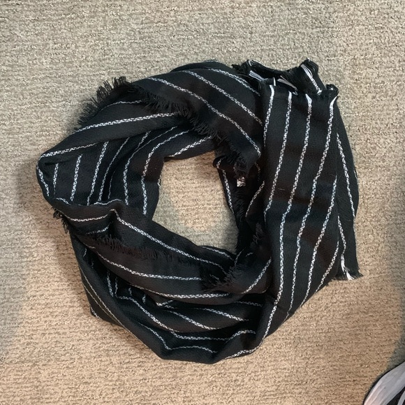 NWT Black and white striped blanket scarf - Picture 2 of 3